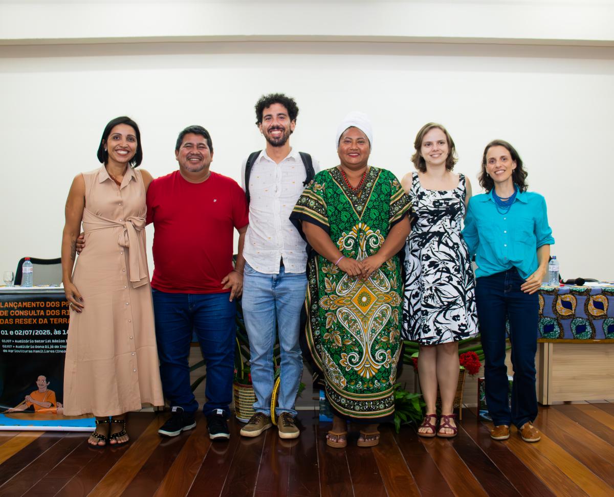 Da esquerda a direita: Fabíola, Ivanildo, Rodrigo, Vanuza, Natalia e Raquel, durante o Lançamento do Protocolo de Consulta dos Ribeirinhos das Resex da Terra do Meio