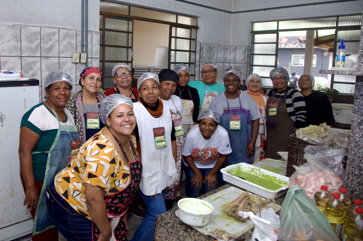 Mulheres na cozinha, preparando o tradicional almoço quilombola