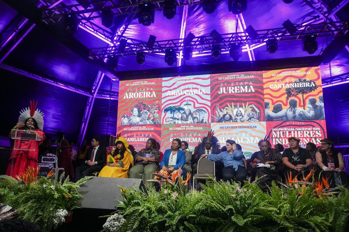 A ministra dos Povos Indígenas, Sonia Guajajara, fala sobre as sete etapas regionais da Conferência das Mulheres Indígenas, durante abertura da 1ª Conferência Nacional das Mulheres Indígenas