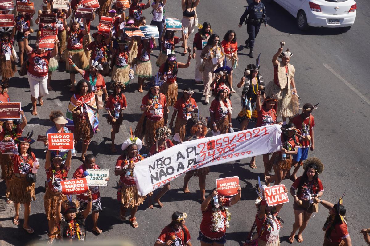 Mulheres indígenas em marcha em Brasília