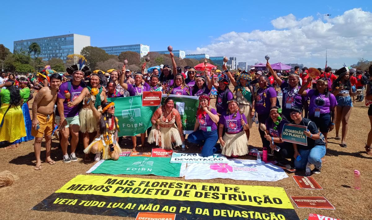 Foto da delegação das mulheres do Rio Negro em Brasilia. Ao fundo, o tradicional céu azul da capital