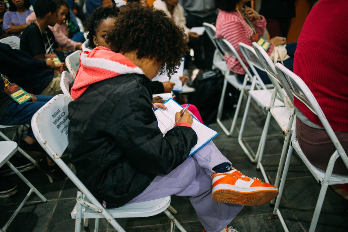 Criança desenhando durante a 16 Feira de Sementes do Vale do Ribeira