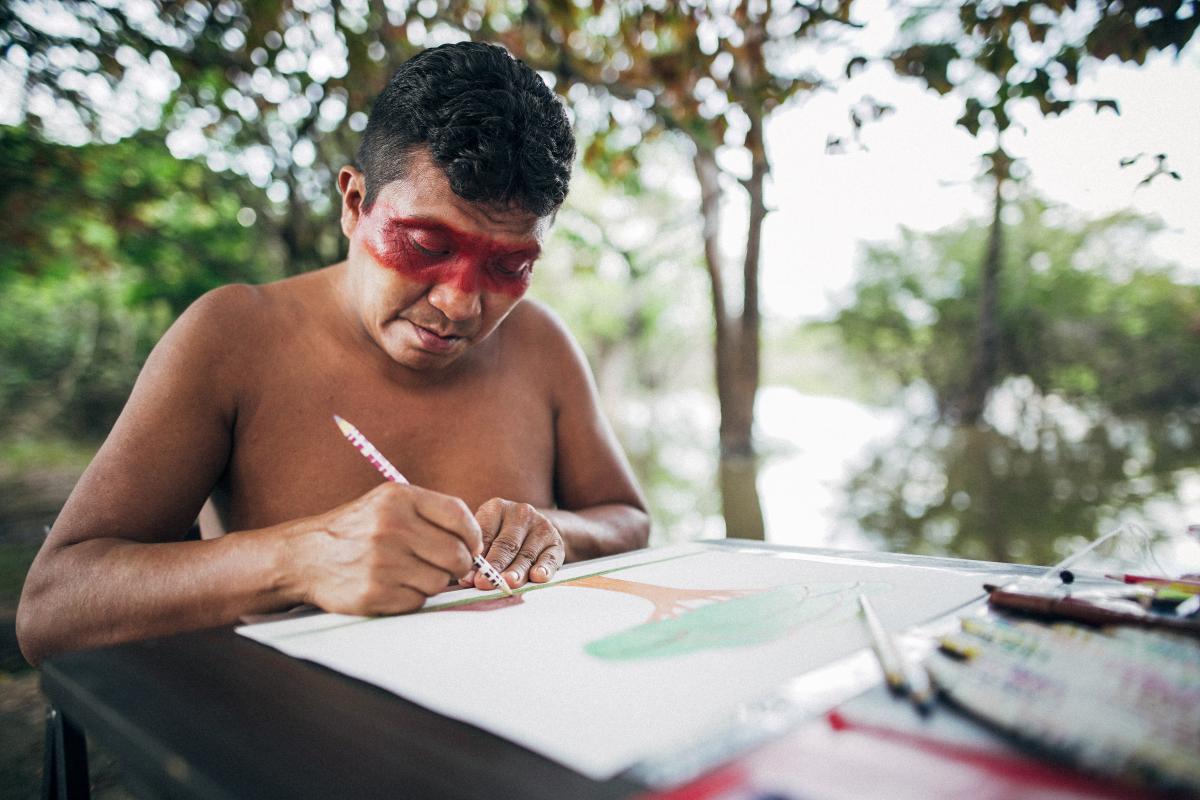 Joseca Yanomami pintando cenas da vida cotidiana na floresta