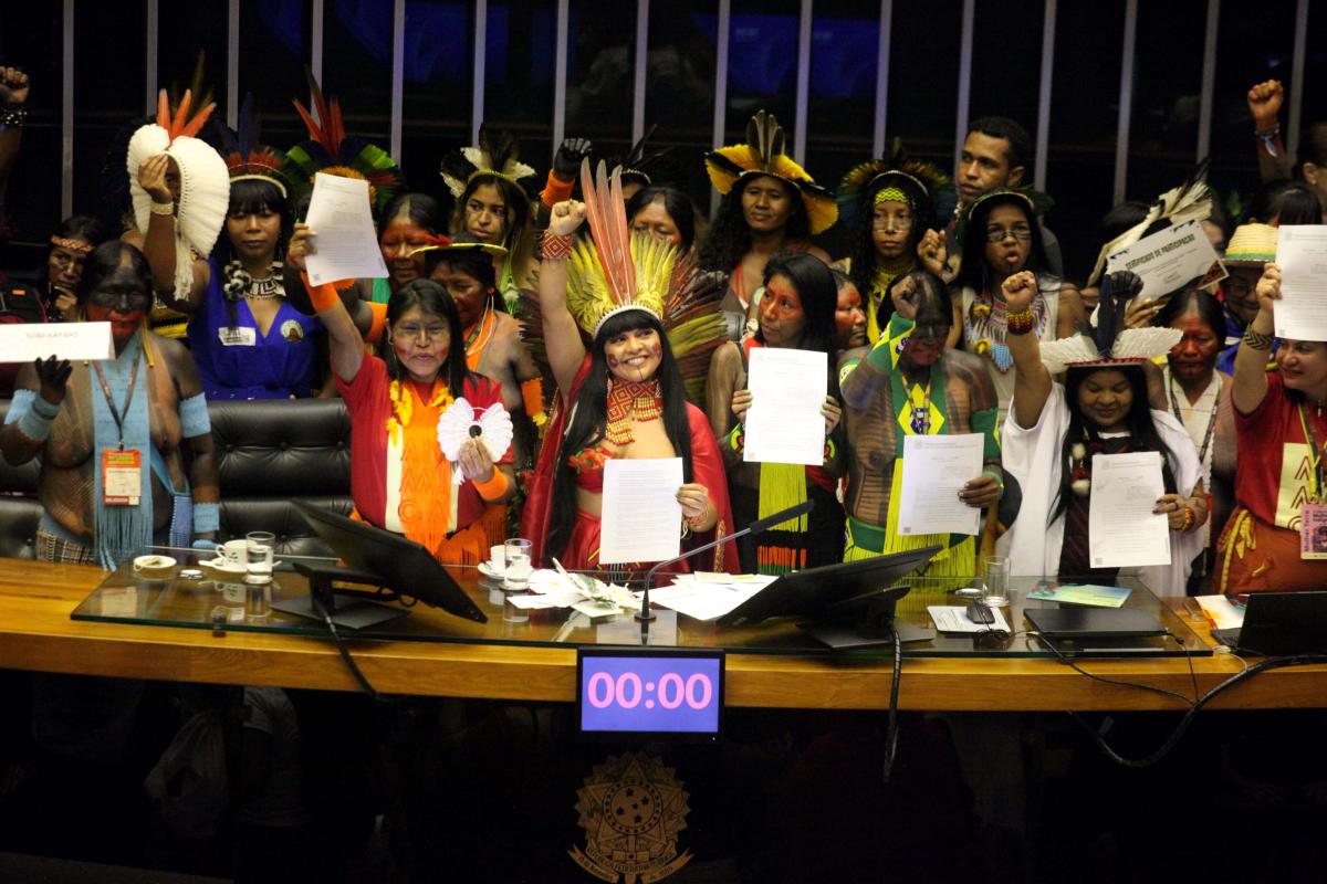 Oé Kayapó, liderança Mẽbengôkre Kayapó; Célia Xakriabá, deputada federal; Sonia Guajajara; Joziléia Kaingang, diretora-executiva da ANMIGA; e mulheres mẽbengôkre kayapó, durante sessão solene em homenagem à IV Marcha das Mulheres Indígenas