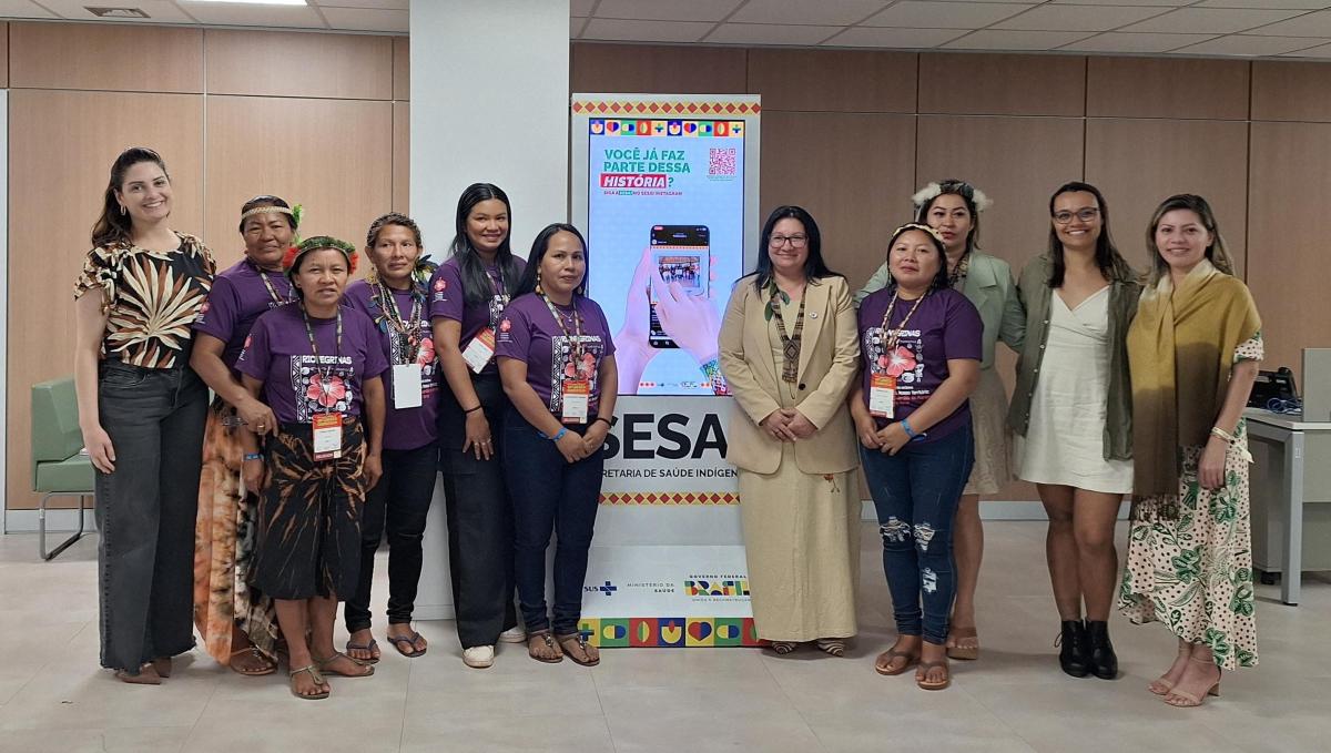 Mulheres rionegrinas em reunião com Putira Sacuena, diretora do Departamento de Atenção Primária à Saúde Indígena