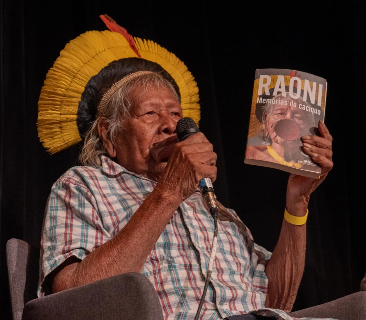 “Me escutem! Minhas palavras são para o nosso bem viver, quero que vocês sejam felizes”, disse Raoni  Mẽtyktire emocionado durante a cerimônia de lançamento de seu livro