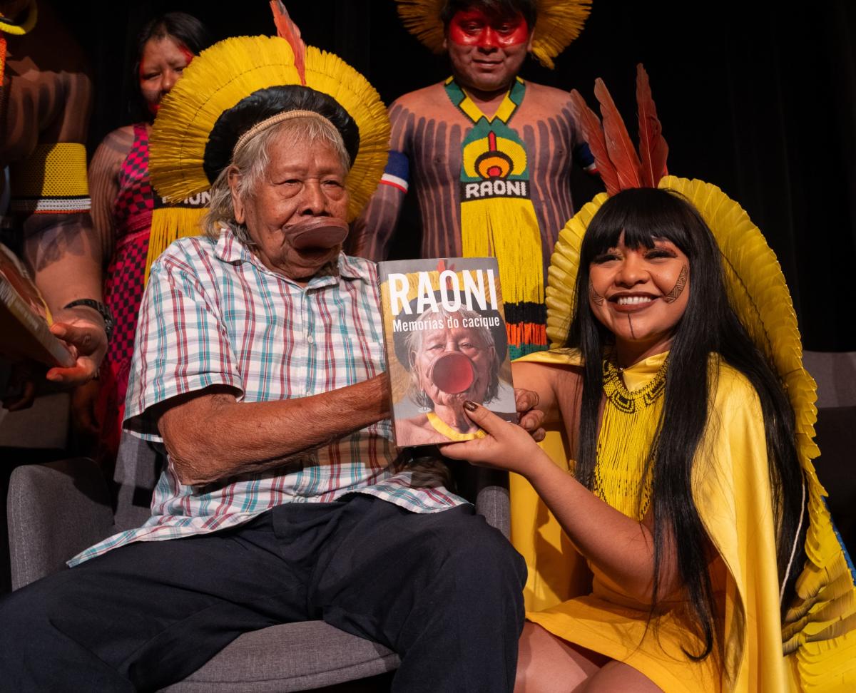 A deputada federal Célia Xakriabá marcou presença na cerimônia de lançamento do livro, celebrando a trajetória de luta e resistência do cacique