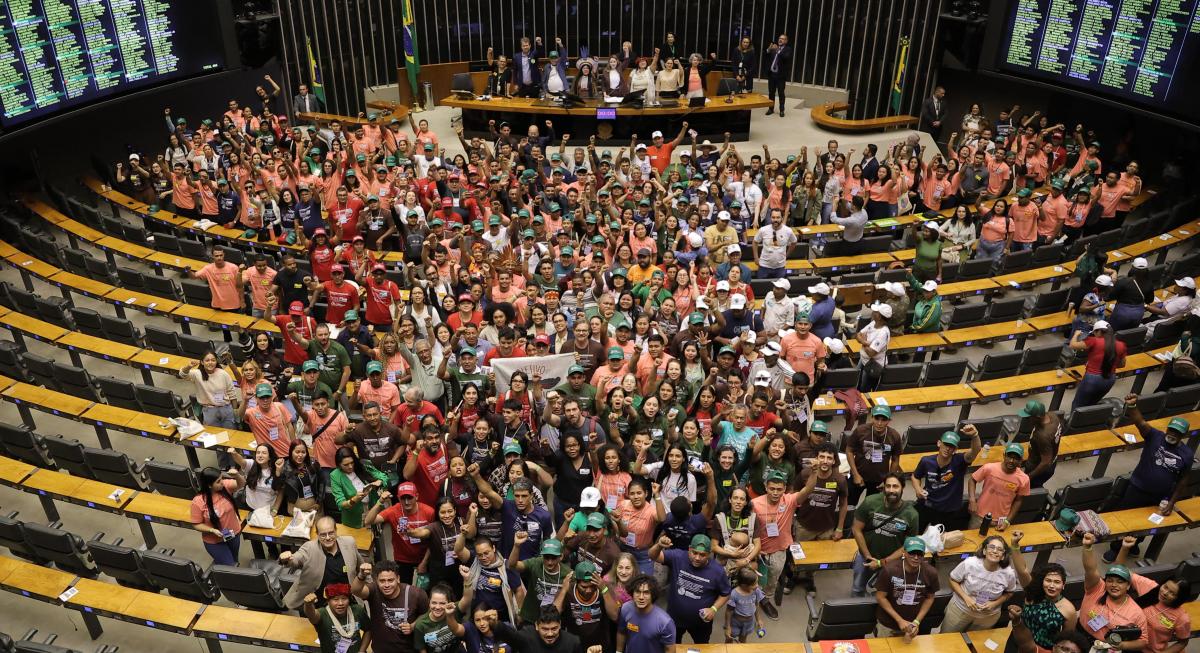 Foto mostra o plenário da Câmara dos Deputados foi tomado por uma diversidade de povos e coletivos da Amazônia e outros biomas