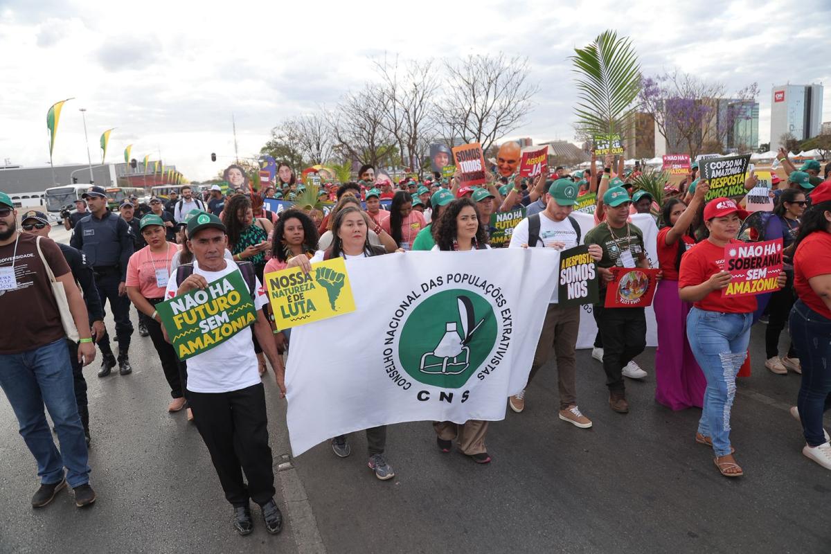 Foto de marcha durante a Semana da Sociobiodiversidade de 2025