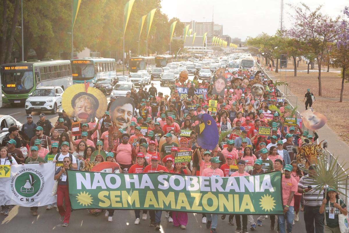 Foto de manifestantes segurando o cartaz "Não há soberania sem Amazônia"