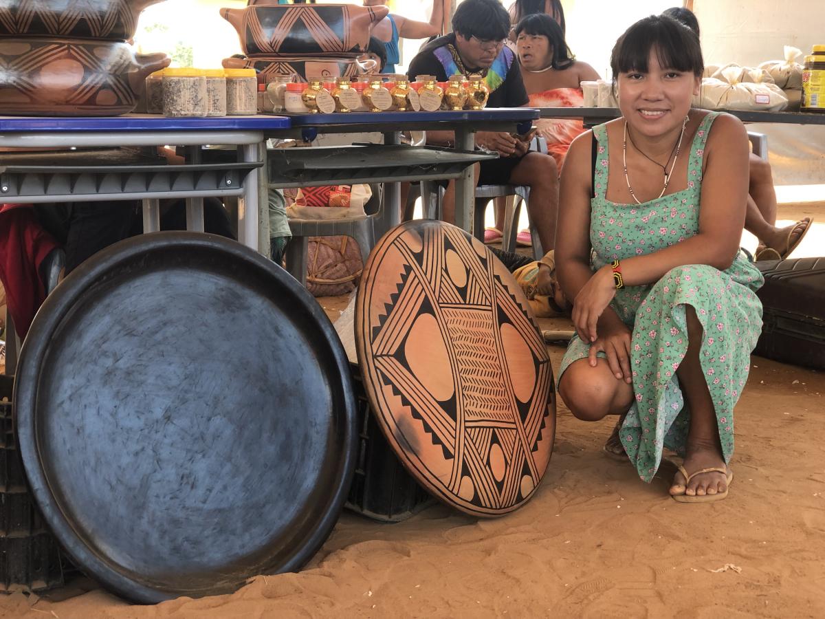Peças de Kumesiperiru Waurá, produtora de cerâmica tradicional, são desejadas pela beleza e utilidade na culinária indígena 