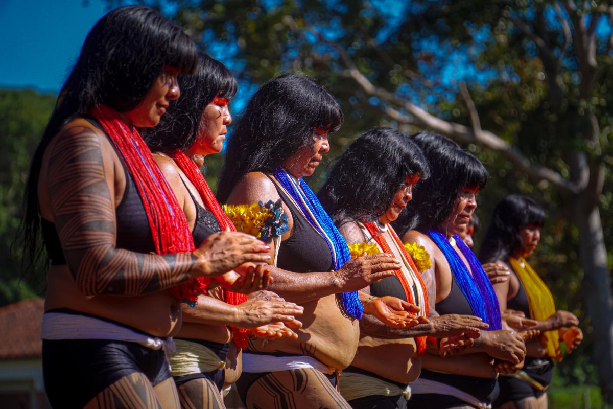 Mulheres do Xingu dançam em apresentação cultural