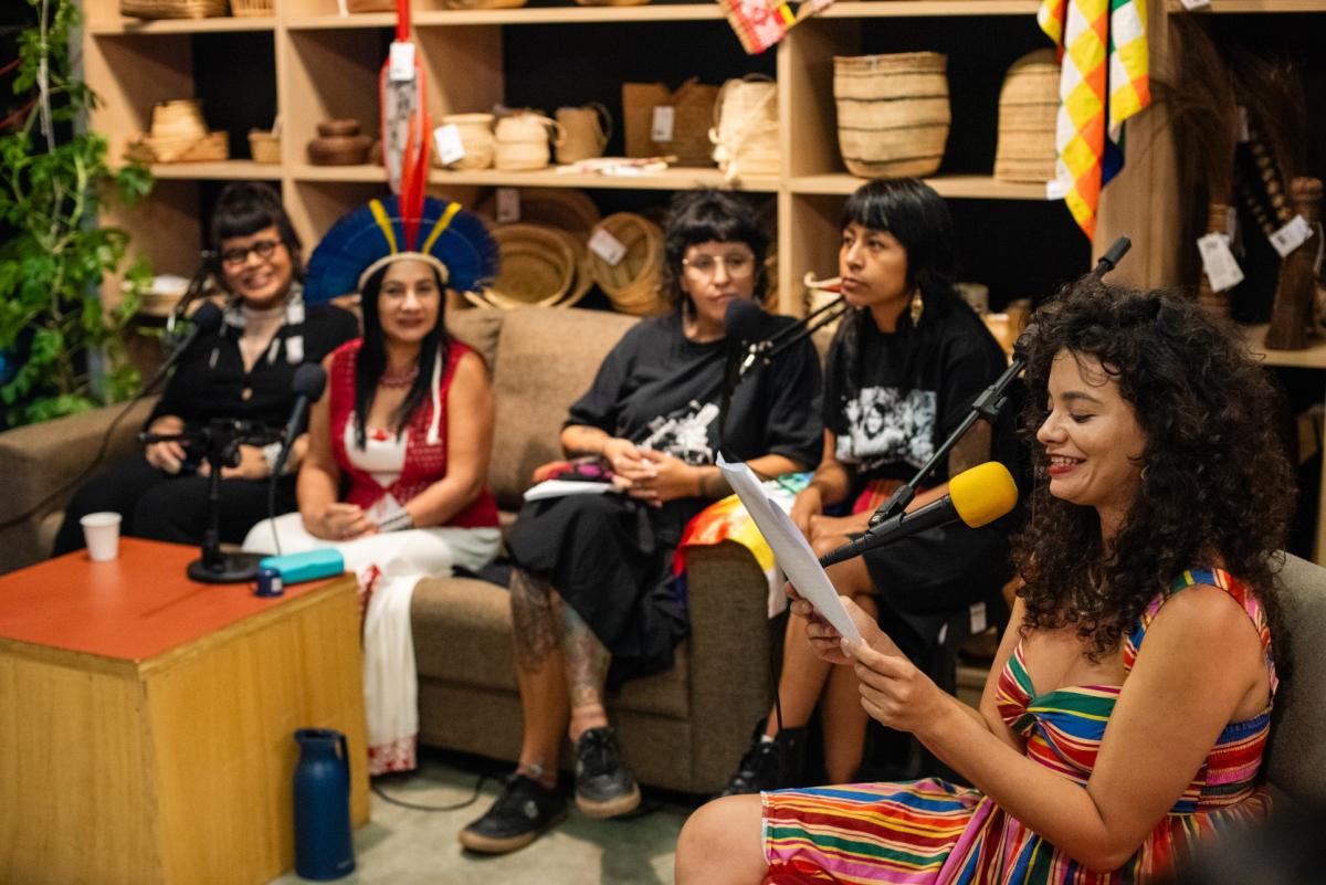 Da esquerda para a direita: Auá Mendes, Chirley Pankará, Fernanda Quechua, Natali Mamani, e Luma Prado, durante evento "Mulheres indígenas no centro"