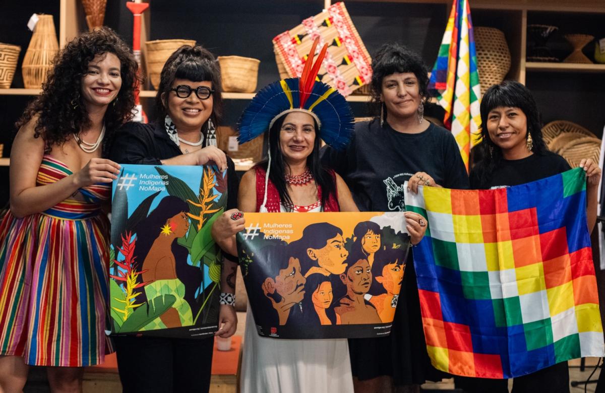 Da esquerda para a direita: Luma Prado, Auá Mendes, Chirley Pankará, Fernanda Quechua e Natali Mamani, durante evento "Mulheres indígenas no centro"