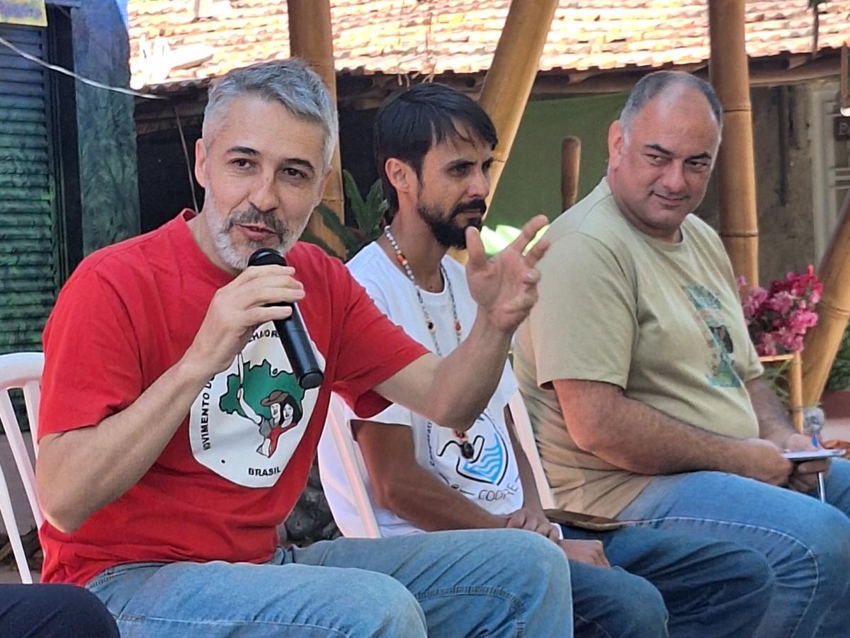 Luciano Carvalho, do MST, fala ao microfone