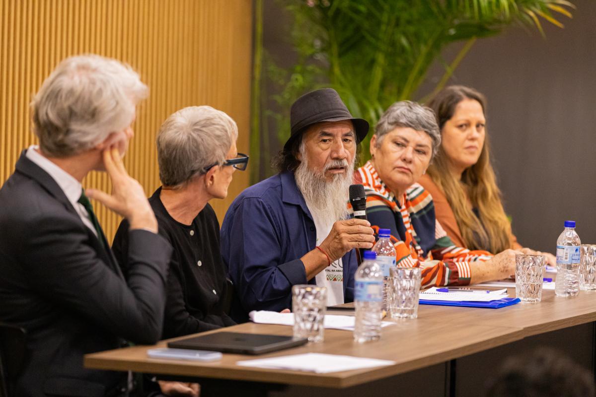Paulino Montejo, da Apib, fala durante a entrega da proposta de criação da Comissão Nacional Indígena da Verdade (CNIV), ao lado de Marlon Weichert (MPF), Deborah Duprat (Fórum), Eliane Moreira (Obind/UnB) e Daniela Greeb (IPR) | Leobark / Secom / MPF