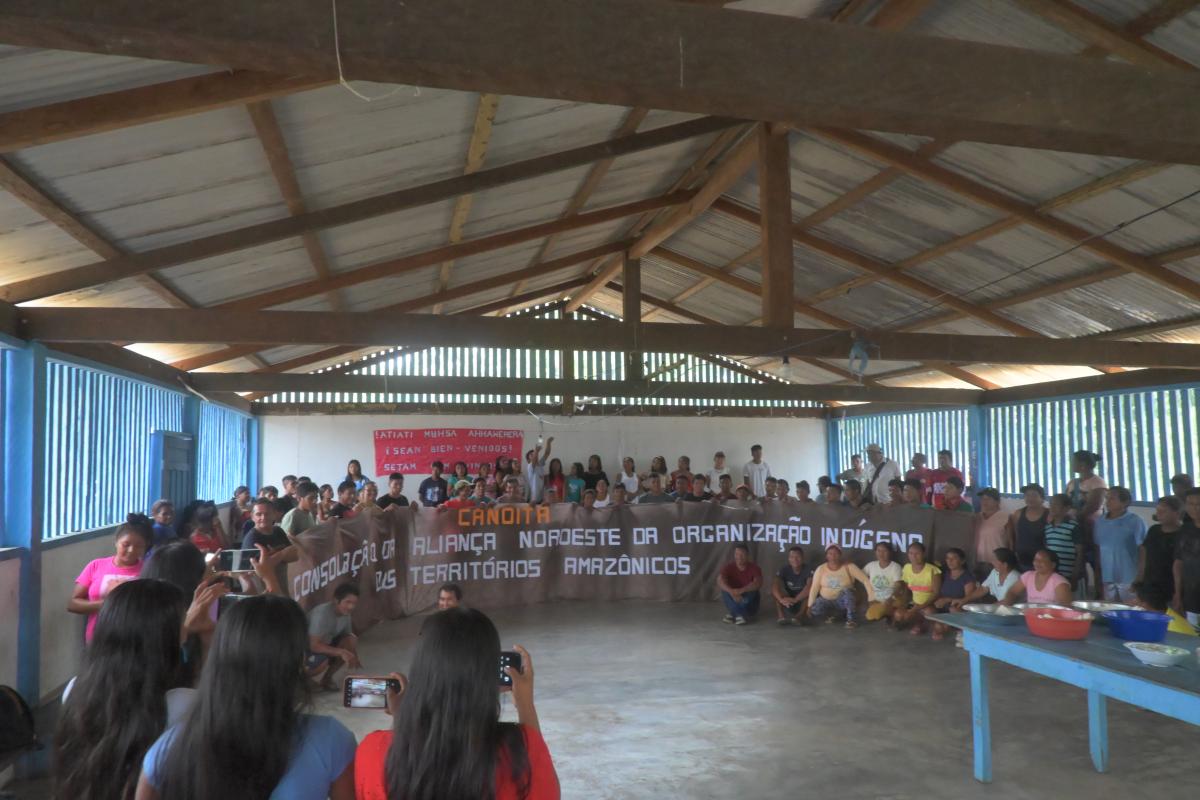 Imagem mostra participantes da atividade segurando uma faixa onde se lê Canoite - Consolação da Aliança Noroeste da Organização Indígena dos Territórios Amazônicos