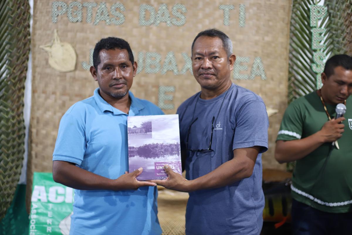  Carlos Neri faz entrega simbólica do PGTA Uneiuxi à liderança Nadëb Eduardo Fonseca Castelo