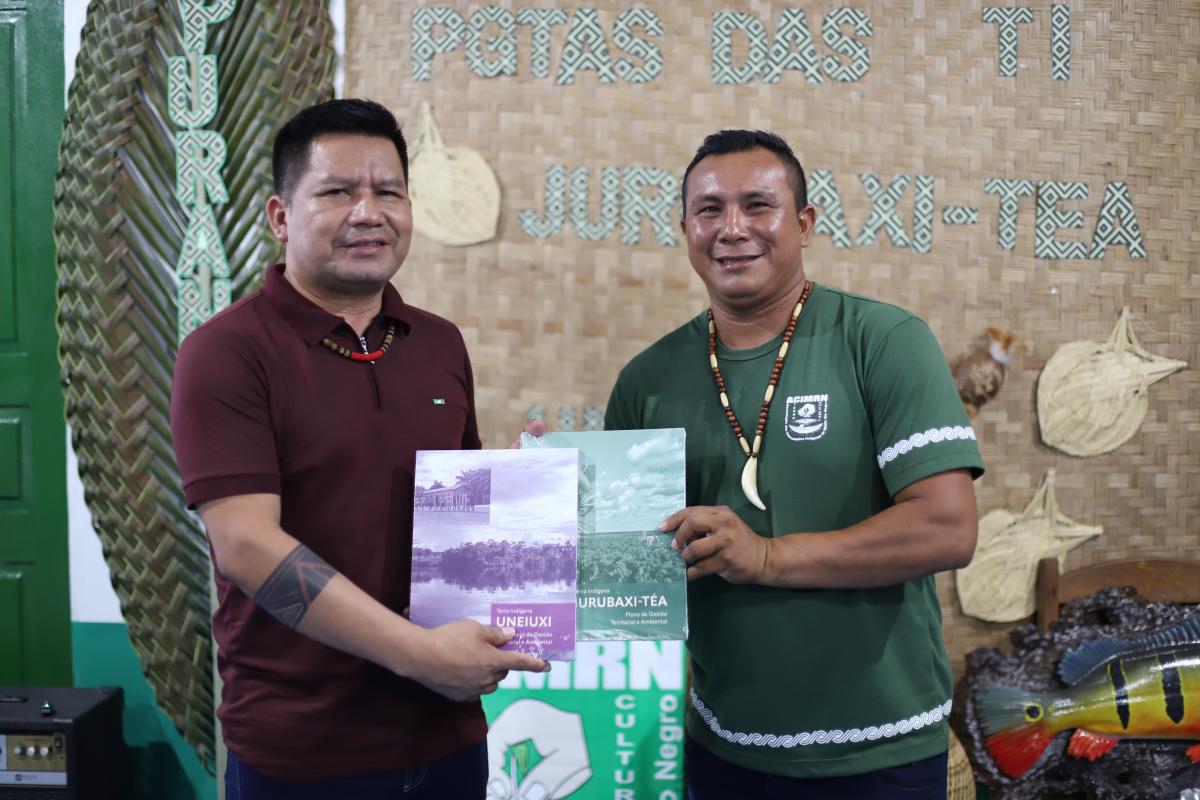 Dário Baniwa, presidente da Foirn, faz entrega ao presidente da Acimrn, Adilson da Silva Joanico