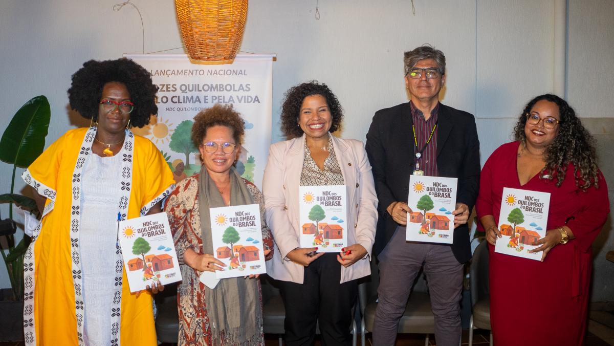 Selma Dealdina (Conaq), Francinete Cruz (Ministério da Igualdade Racial), Sheila de Carvalho (Ministério da Justiça), Juarez Ferreira (Secretaria-Geral da Presidência) e Mônica Borges (Incra) durante o lançamento da NDC Quilombola em Brasília | Ana Flávia Barbosa | Instituto de Referência Negra Peregum