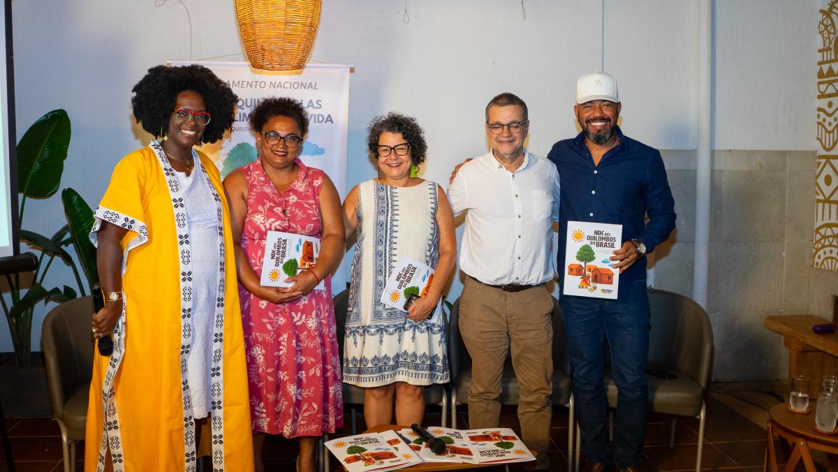 Selma Dealdina e Xifroneze Santos (Conaq), Milene Maia (ISA), Aurélio Vianna (Tenure Facility) e Douglas Belchior (Peregum) no lançamento da NDC Quilombola em Brasília | Ana Flávia Barbosa | Instituto de Referência Negra Peregum