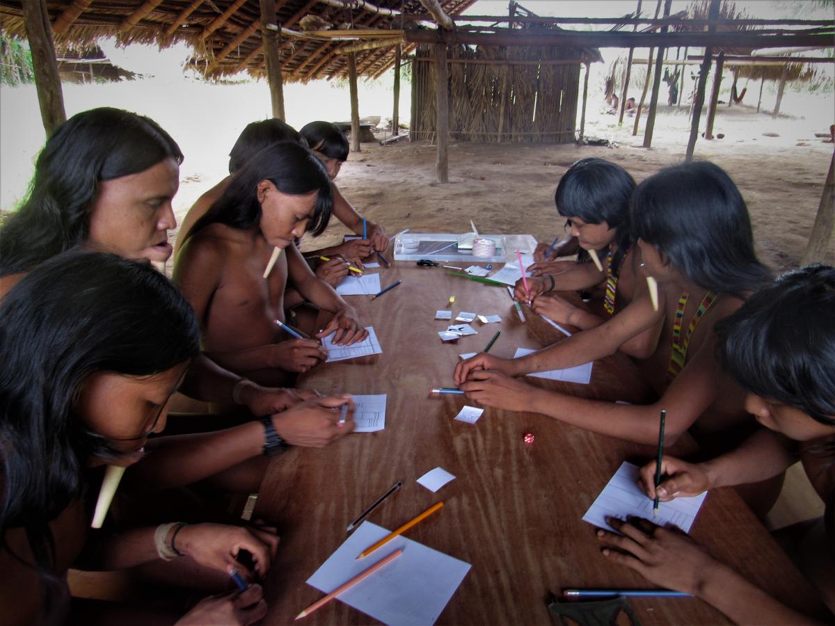 Jovens zo'é participam de um dos encontros de letramento em 2019