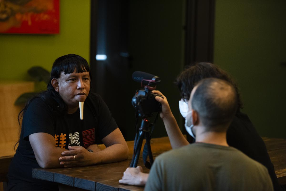 oke Zo'é, liderança, sendo entrevistado para vídeo sobre o seu povo, para a Enciclopédia Povos Indígenas no Brasil, no escritório do ISA-SP