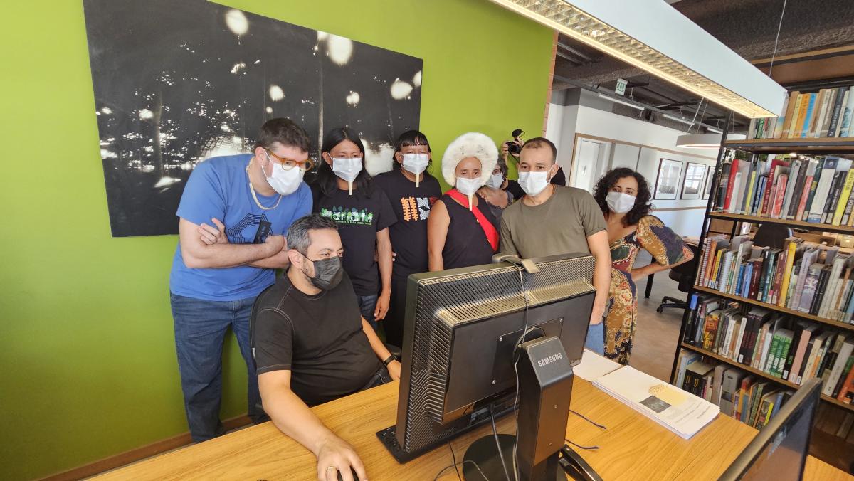 Lideranças do povo Zo’é, assessores do Iepé e Funai vê fotos antigas de seu povo no setor de Documentação do ISA