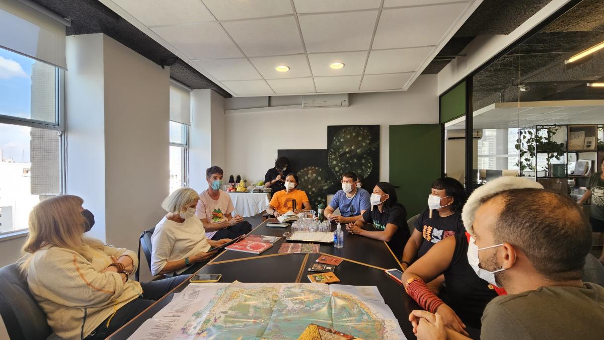 Visita do povo Zo'é ao ISASP para entrevista sobre o seu povo