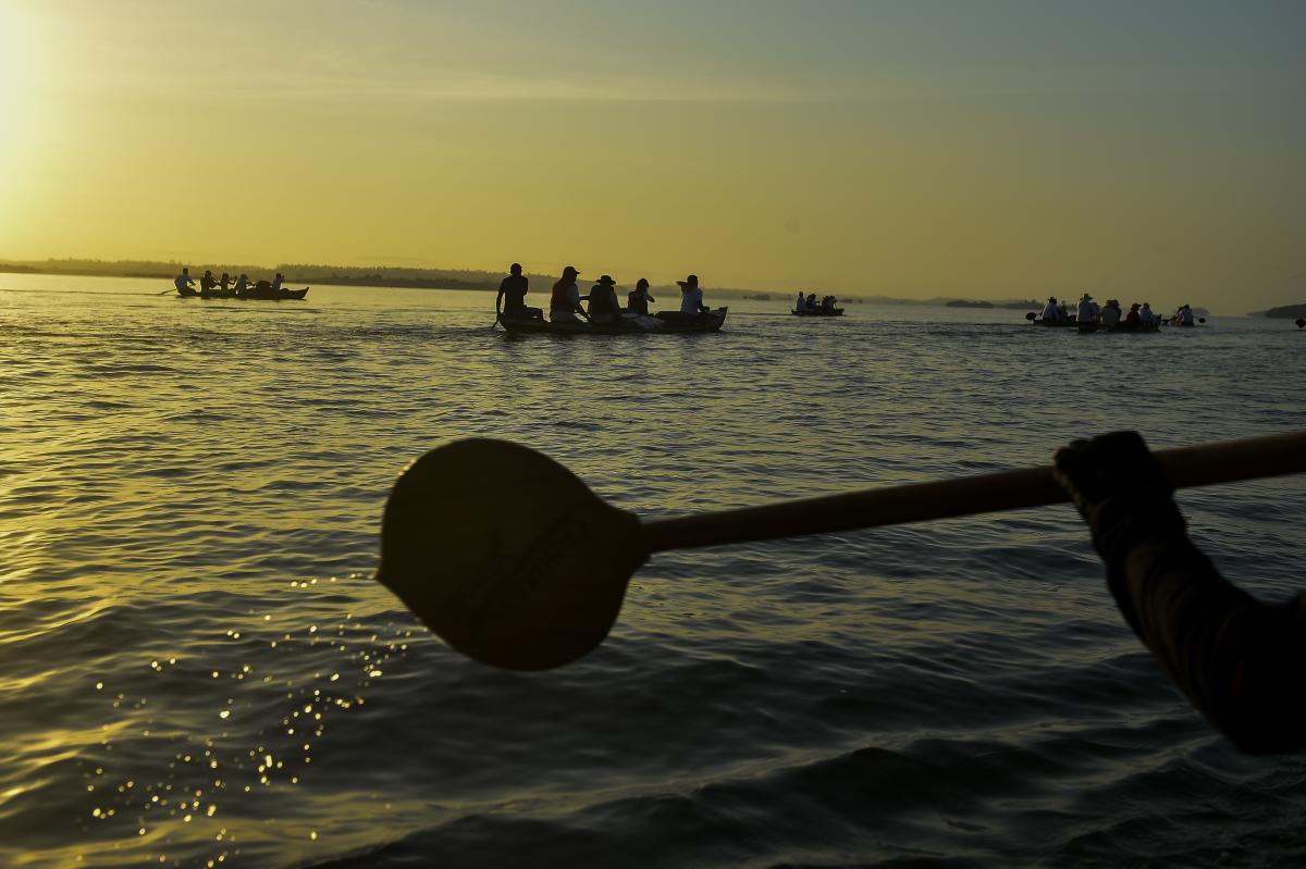 Imagem mostra remo batendo no Rio Xingu em um final de tarde. Ao fundo, o céu tem as cores de um por do sol
