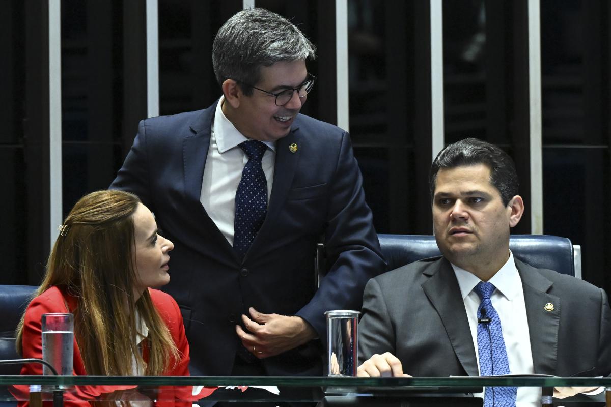 (E-D) Senadora Daniela Ribeiro (PP-PB), senadores Randolfe Rodrigues (PT-AP) e Davi Alcolumbre (União-AP) no plenário | Jefferson Rudy / Agência Senado 