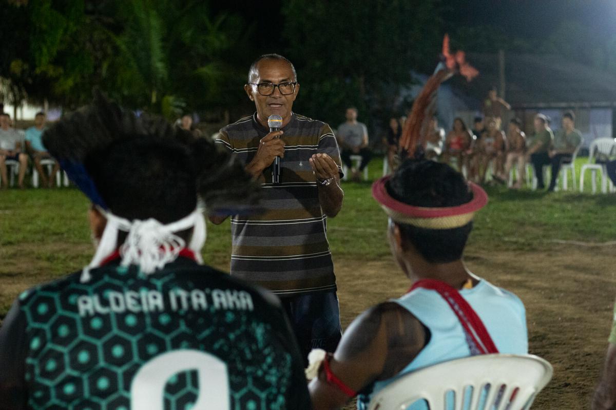 Diretor-presidente da Rede Terra do Meio, Assis Oliveira falando ao microfone