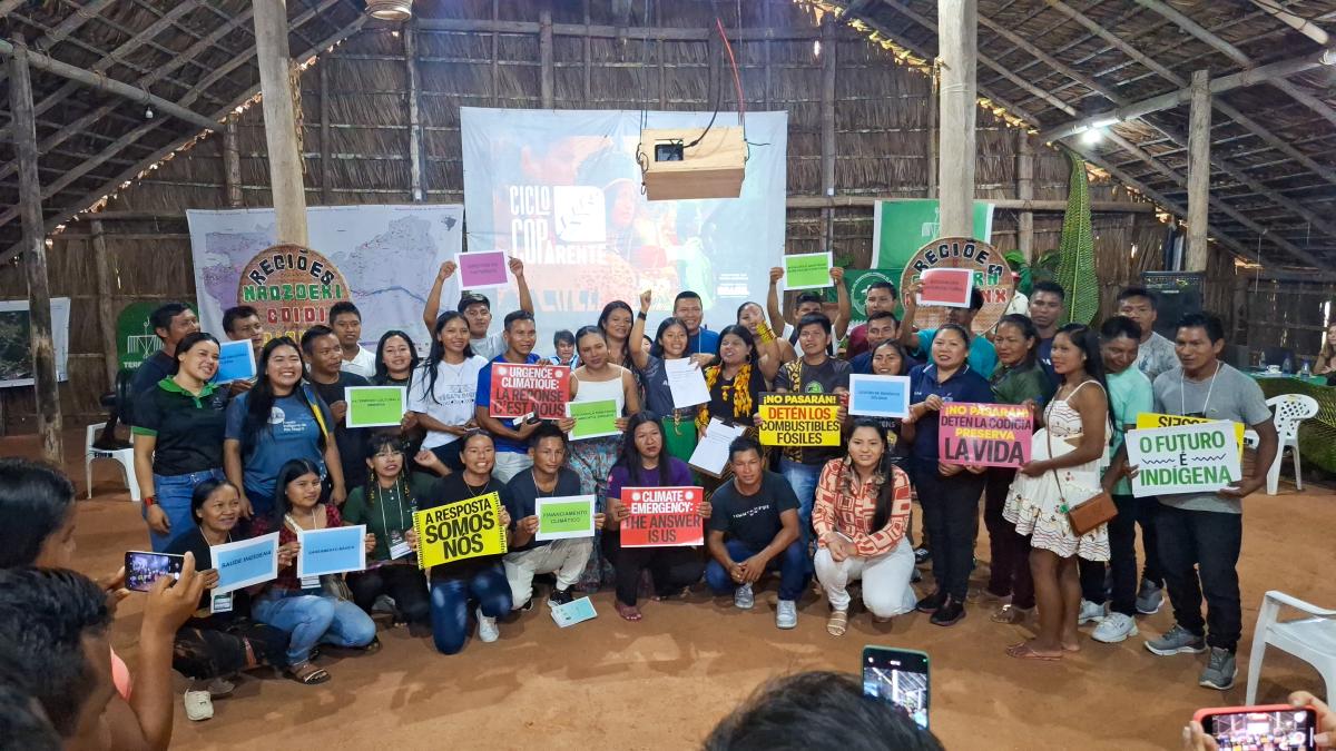 Entrega simbólica da carta à Ministra Sônia Guajajara durante a Pré-Cop Parente em São Gabriel da Cachoeira