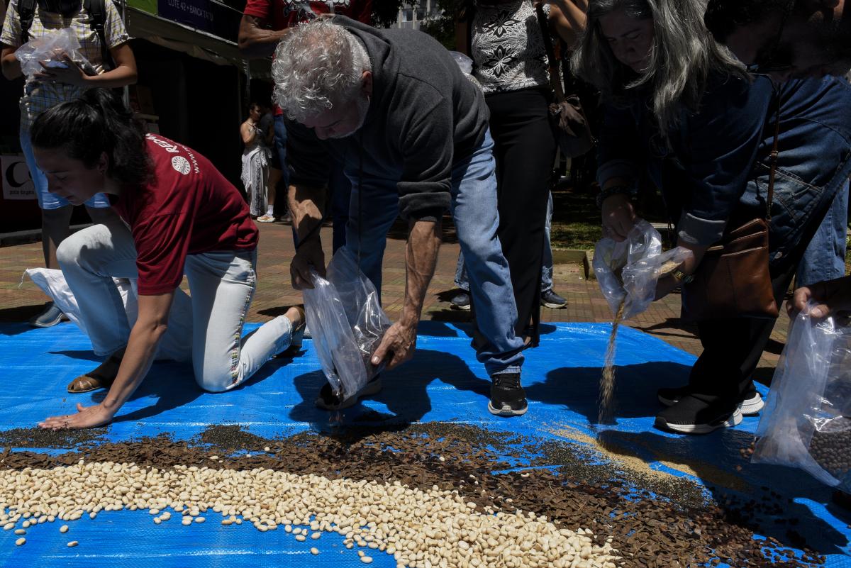 Muvuca de sementes na Praça Dom José Gaspar, em celebração ao centenário da Biblioteca Mário de Andrade