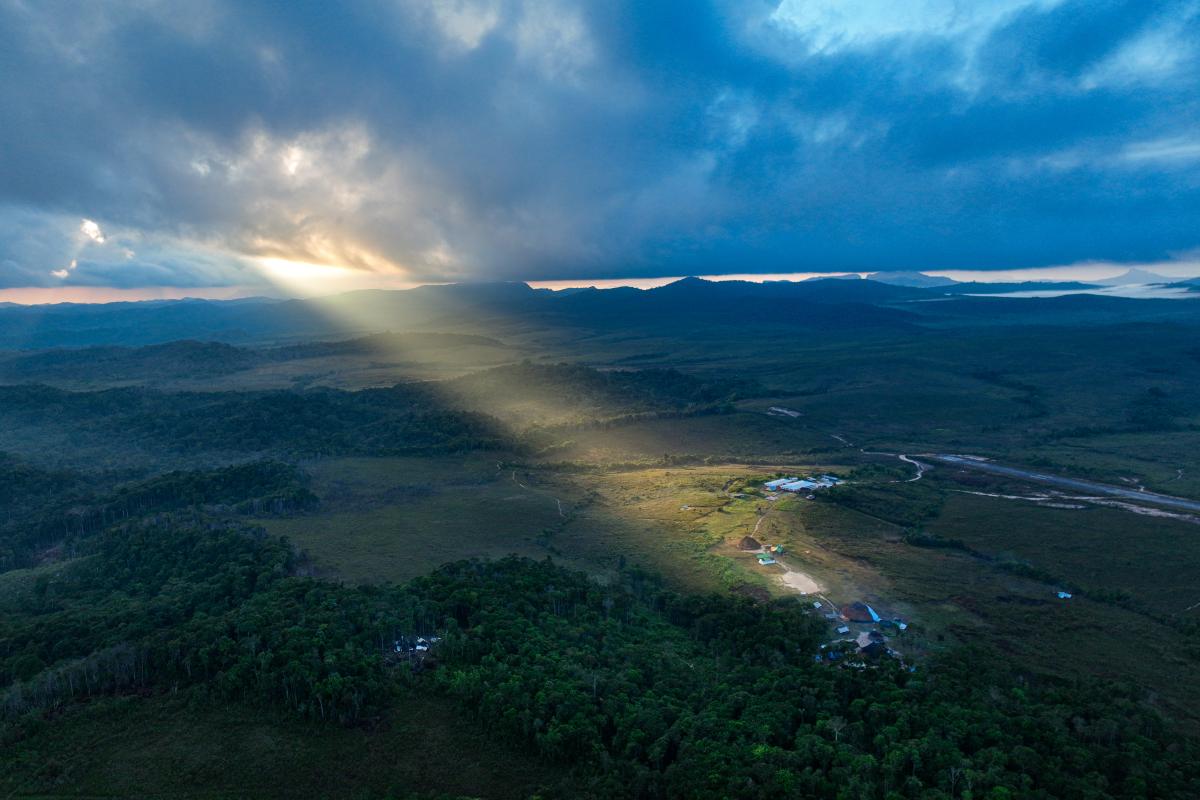 Sol da manhã na comunidade Kori Yauopë envolta em neblina