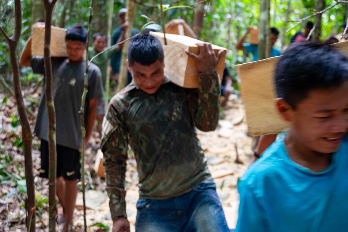 AIMAs e alunos coletam sorva para a oficina de produção de bancos kumorõ