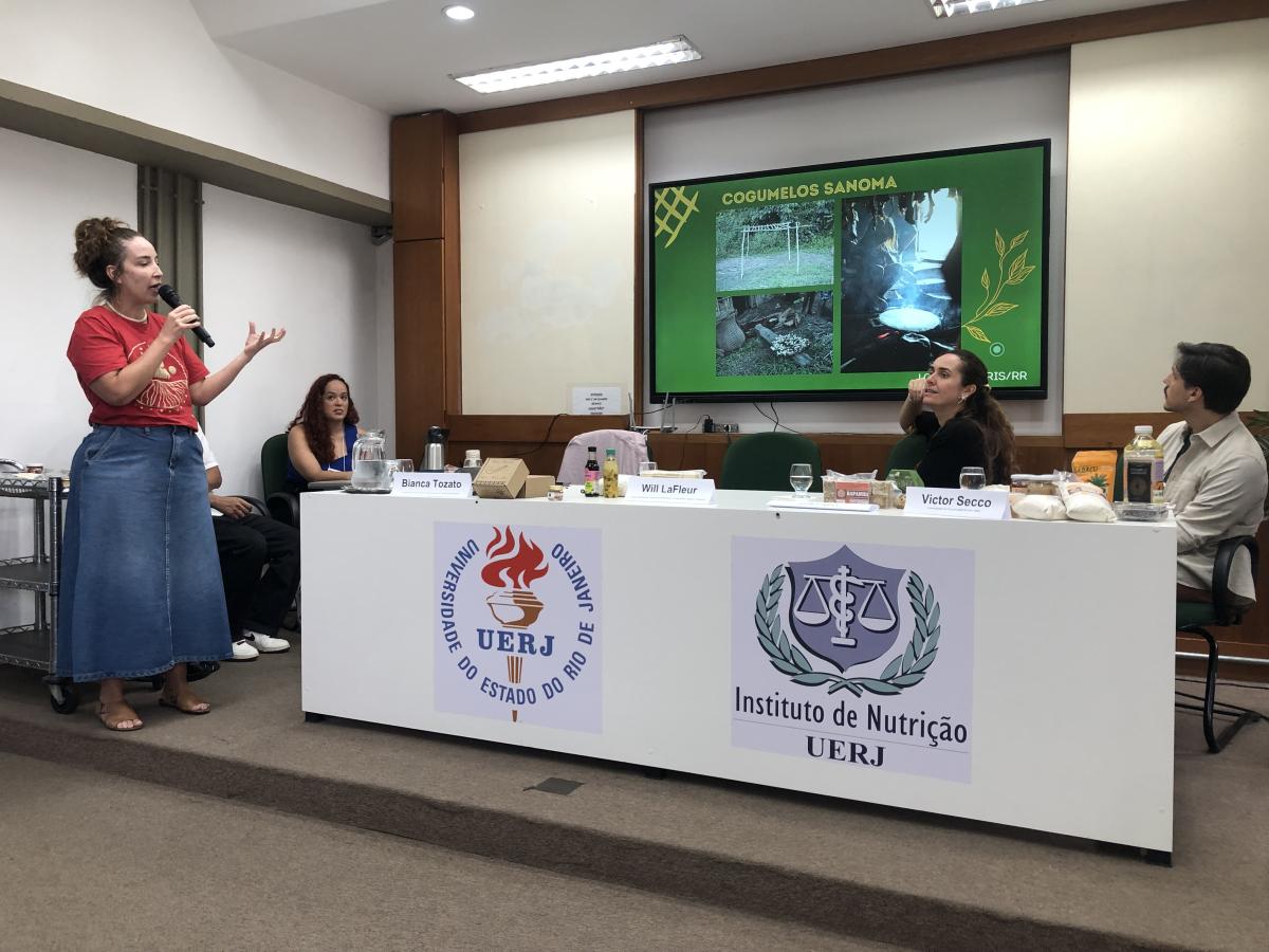 Bianca Tozato, do ISA, falou sobre o manejo de alimentos pelos povos indígenas, quilombolas e comunidades tradicionais