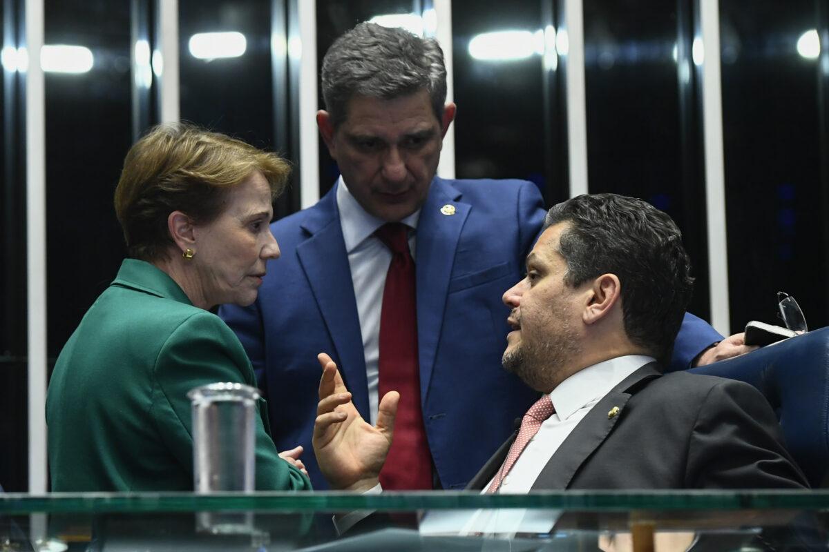 Senadores Tereza Cristina, Rogerio Carvalho e Davi Alcolumbre conversam no plenário do Senado