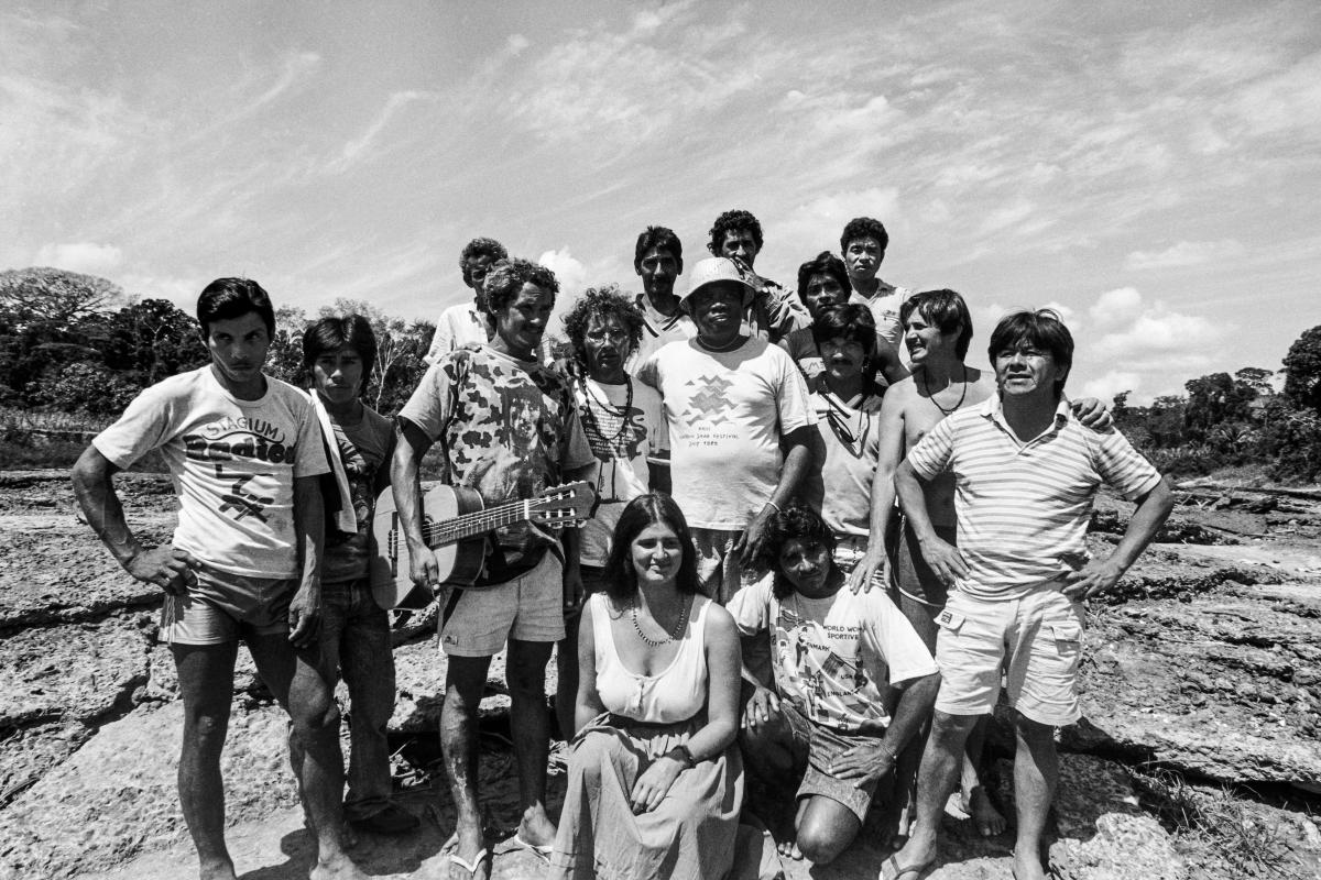 Foto mostra Antônio Luíz Batista de Macêdo, conhecido como Txai Macêdo, abraçado ao cantor Milton Nascimento