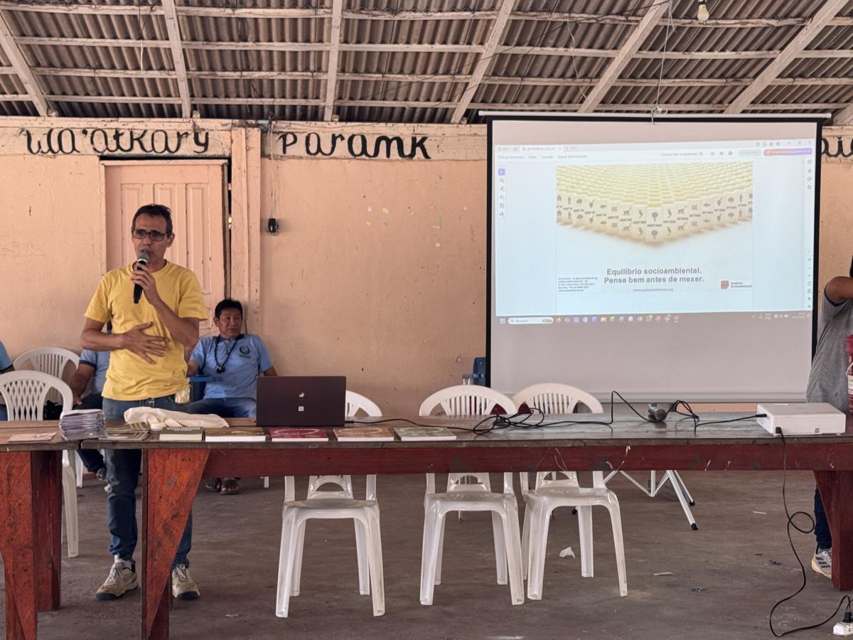 Ciro Campos iniciando apresentação