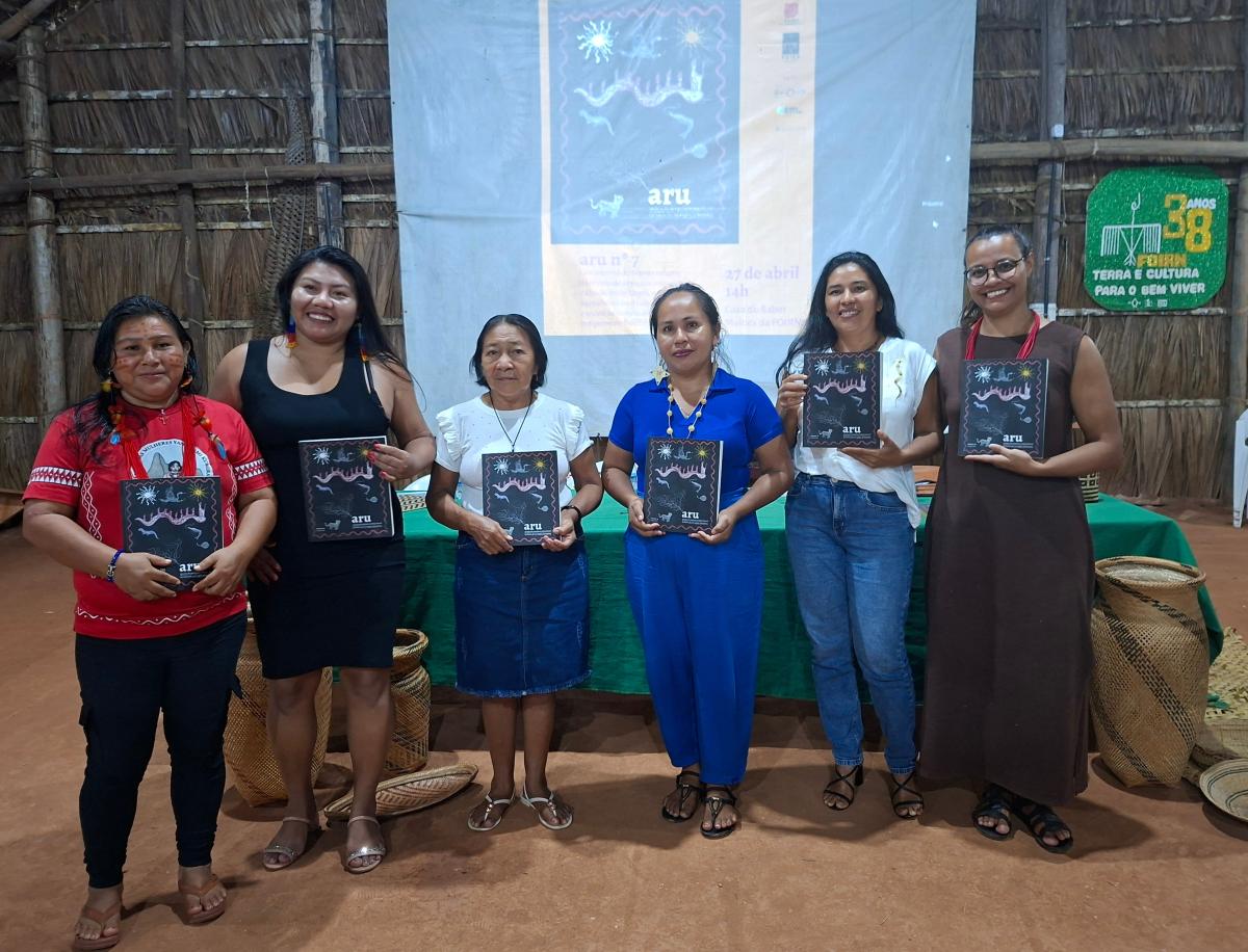 Autoras e organizadora da Aru durante lançamento da sétima edição da revista