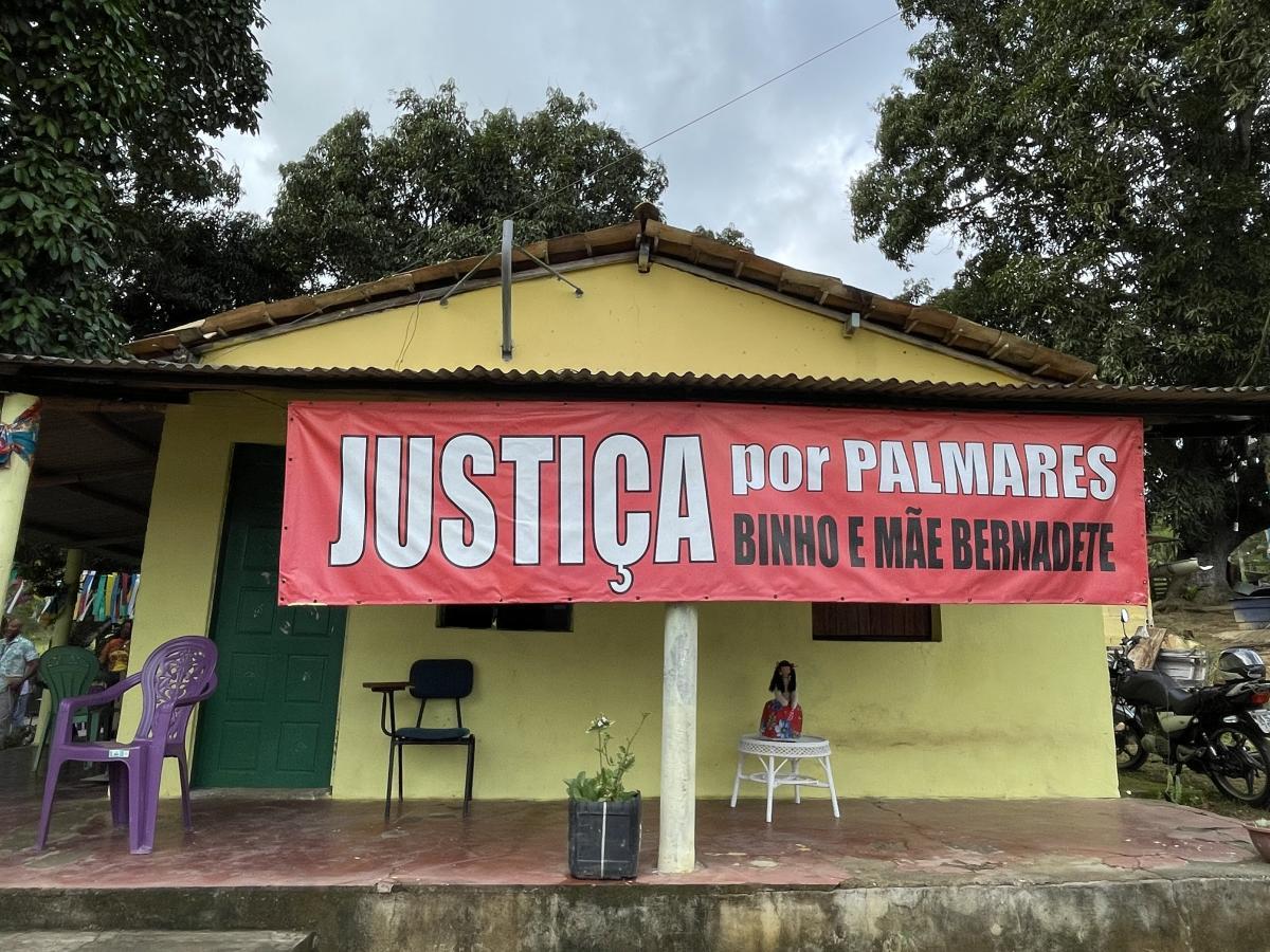 Pedido de justiça na casa onde ela viveu, no Quilombo Pitanga dos Palmares (BA)