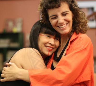 Auritha Tabajara (à esq.) e a acordeonista Paola Gibram, responsável pela produção da faixa musical