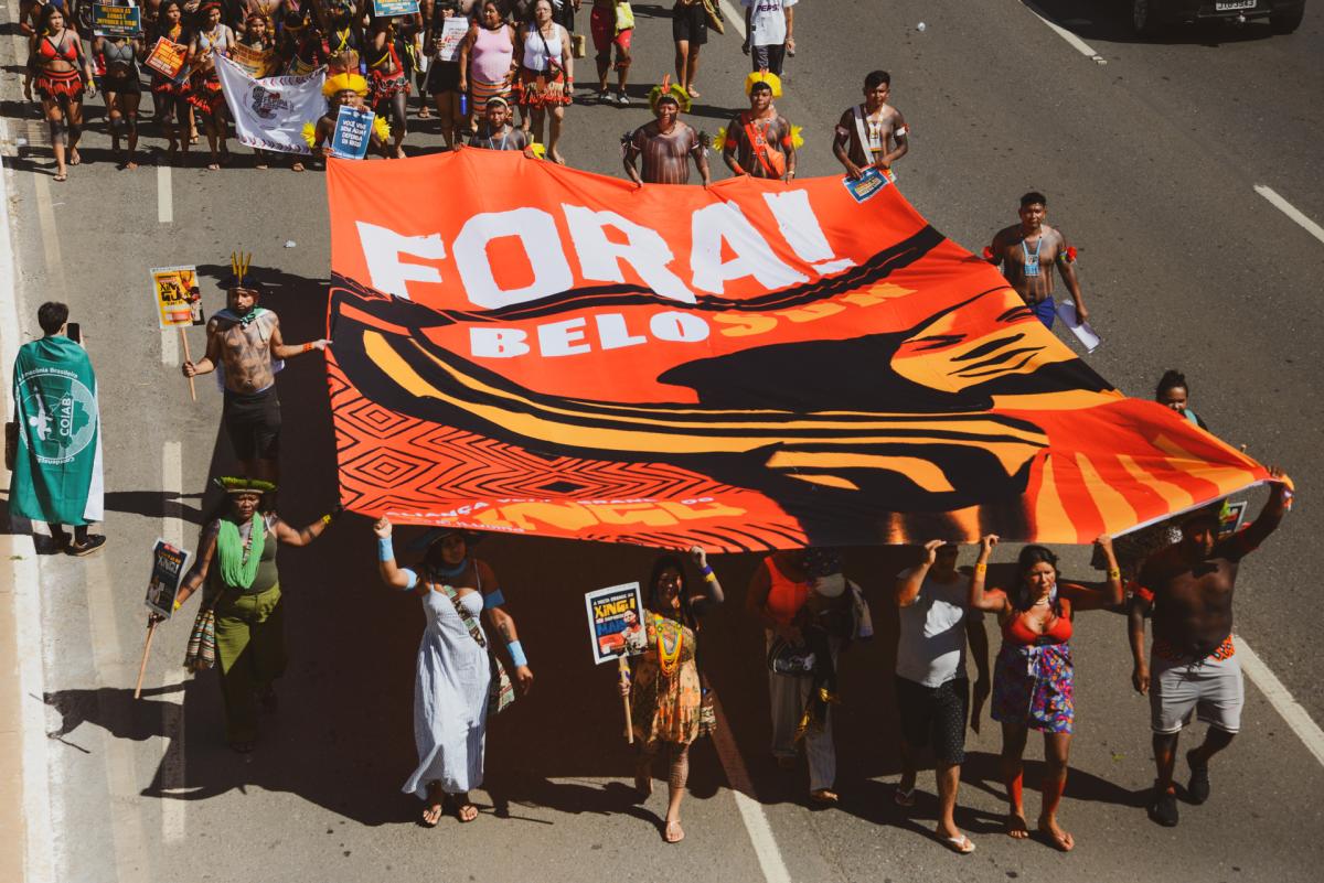 Manifestantes indígenas pedem saída da Belo Sun de seu território, no Acampamento Terra Livre deste ano, em Brasília
