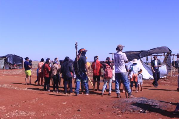 Homens e mulheres reúnem-se na aldeia Yvyajere na TI Panambi-Lagoa Rica | Mariana Soares / ISA