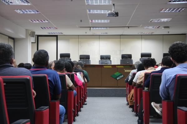 Após ausência da presidência do Incra em reunião, a Conaq retirou-se da 18ª Mesa Quilombola. Mesa de coordenação da reunião desta quinta vazia | Pedro Garcês / Conaq