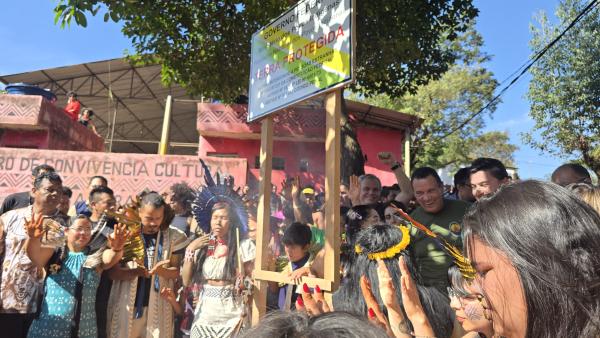 Indígenas fixam a placa de área protegida na Terra Indigena Jaraguá | Mariana Soares / ISA