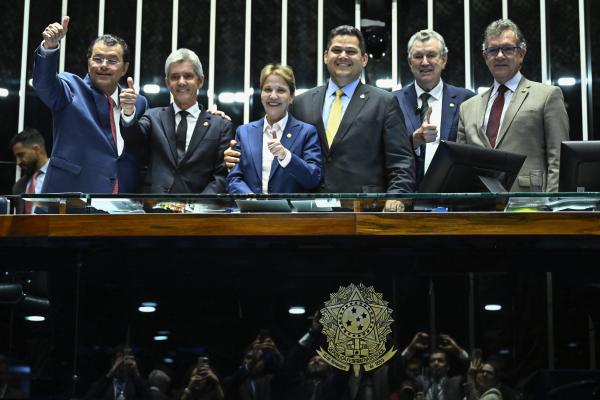 Senadores comemoram aprovação do PL do Licenciamento. Ao centro, Tereza Cristina (PP-MS) e Davi Alcolumbre (União-AP) | Andressa Anholete / Agência Senado
