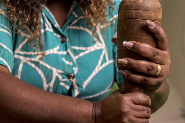 Detalhe da liderança Rejane Maria de Oliveira, do Quilombo Maria Joaquina, em Cabo Frio (RJ) | Ester Cruz / ISA