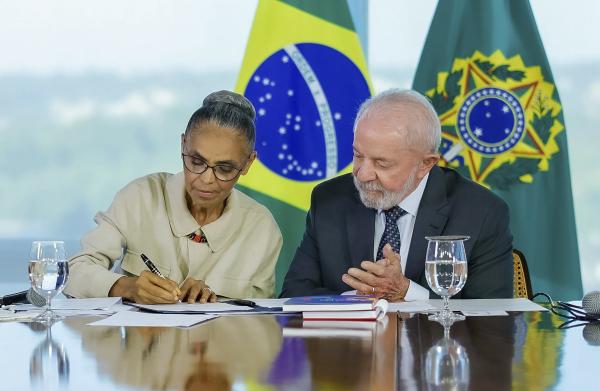 Presidente Luiz Inácio Lula da Silva e a ministra do Meio Ambiente, Marina Silva, assinam atos por conta do Dia do Meio Ambiente no Palácio do Planalto | Ricardo Stuckert / PR